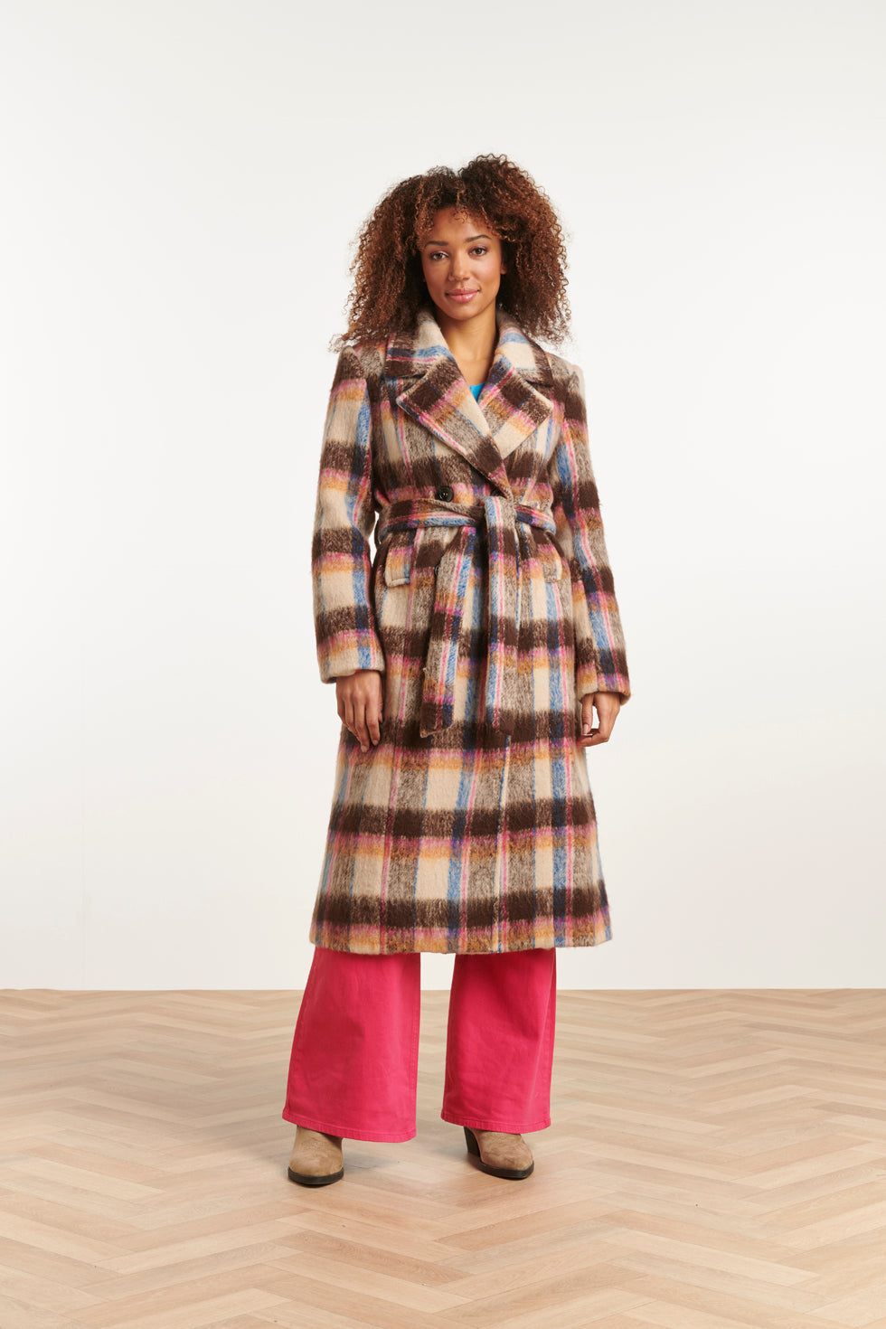 23638 Damesjas Blauw En Roze Geruit Patroon Met Trenchcoat Silhouet