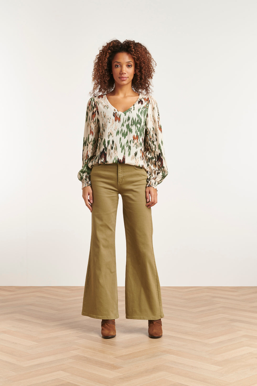23657 Dames Top Met Abstract Dieren Print | Off White - Army