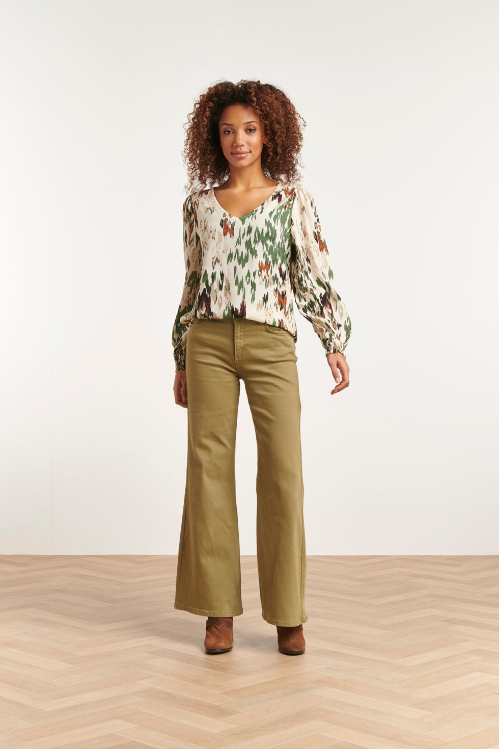 23657 Dames Top Met Abstract Dieren Print | Off White - Army