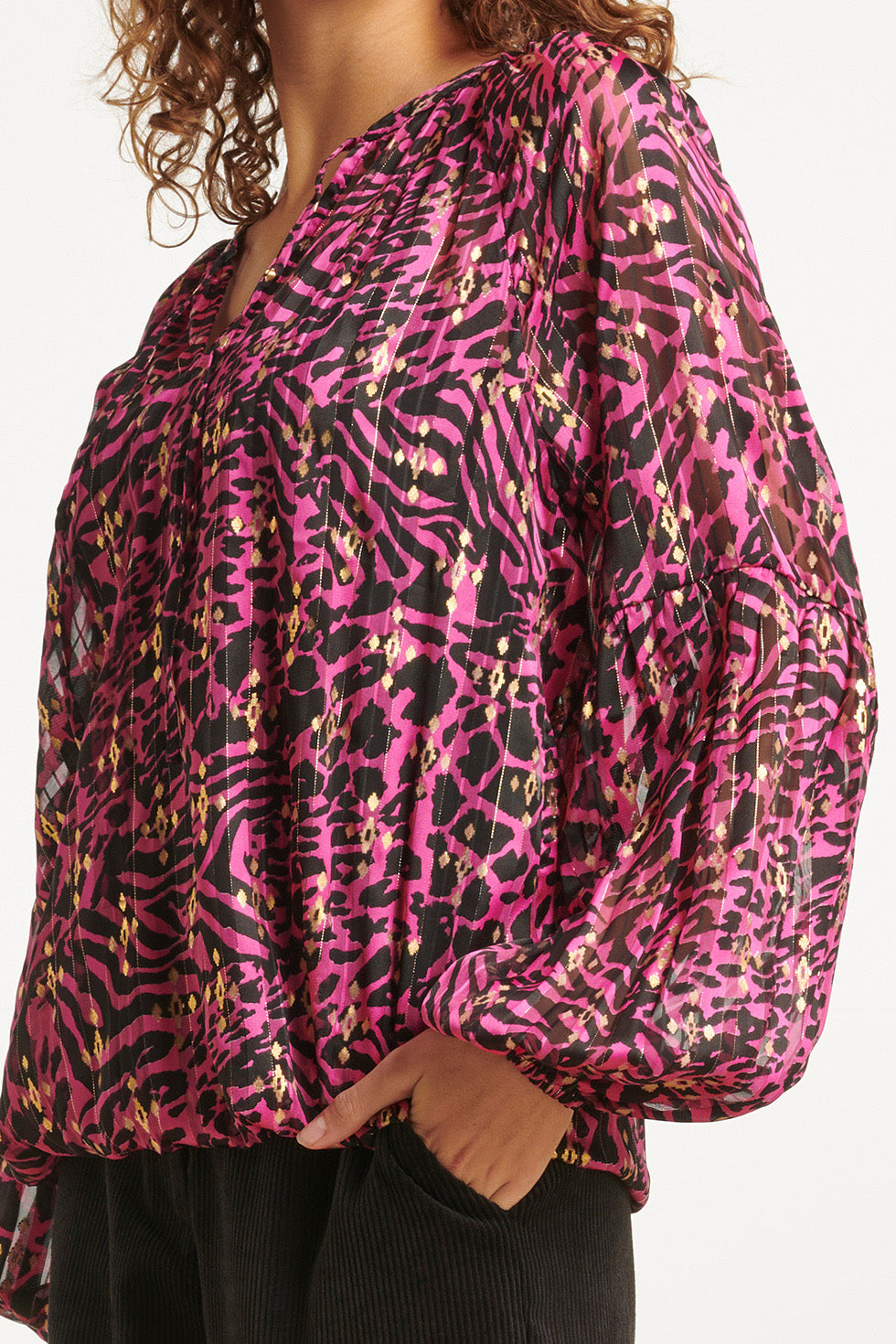 23666 Dames Chiffon Top Met Fuchsia Abstract Dieren Print | Fuchsia - Black