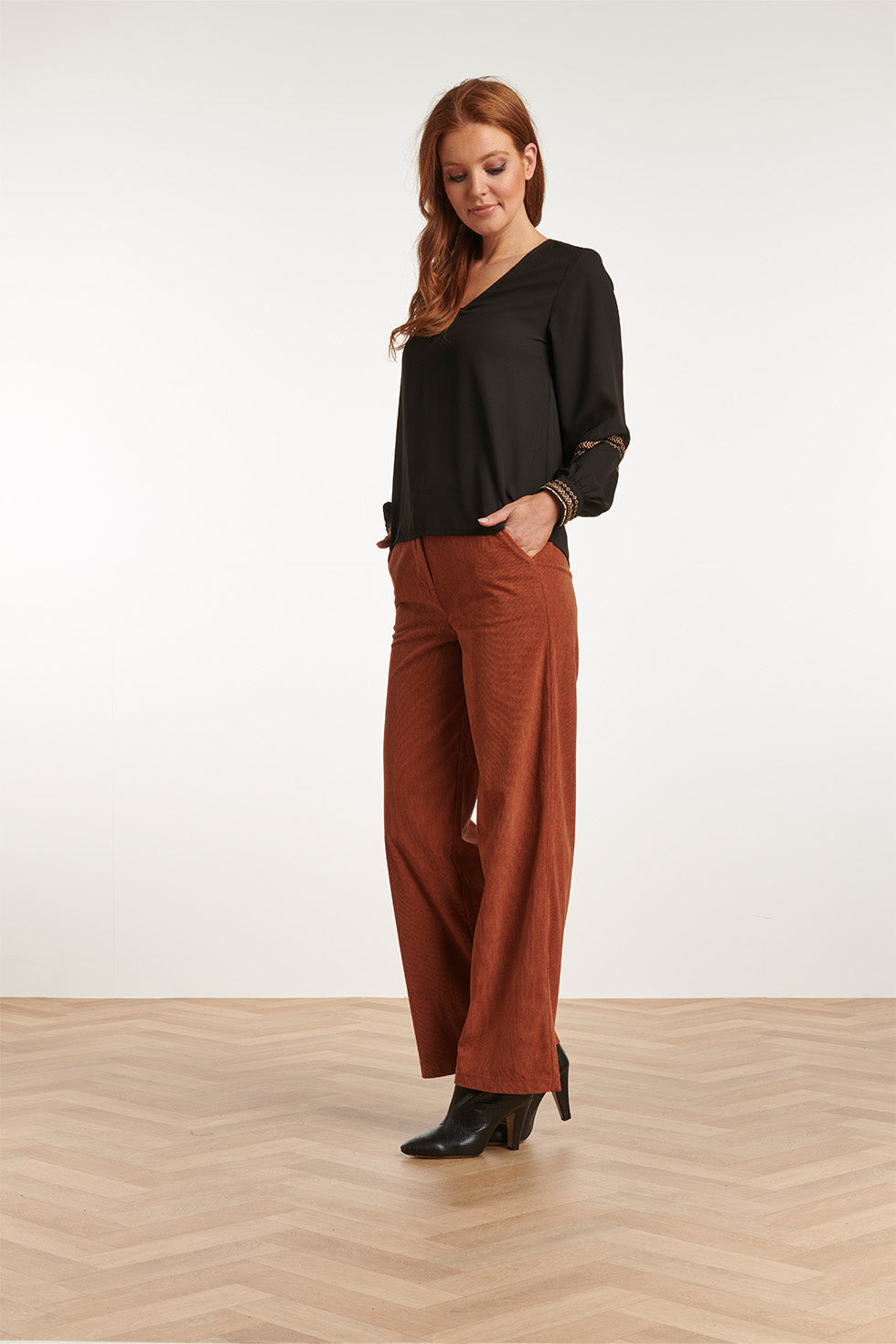 23758-999-025 V-Hals Top Voor Dames | Black - Gold