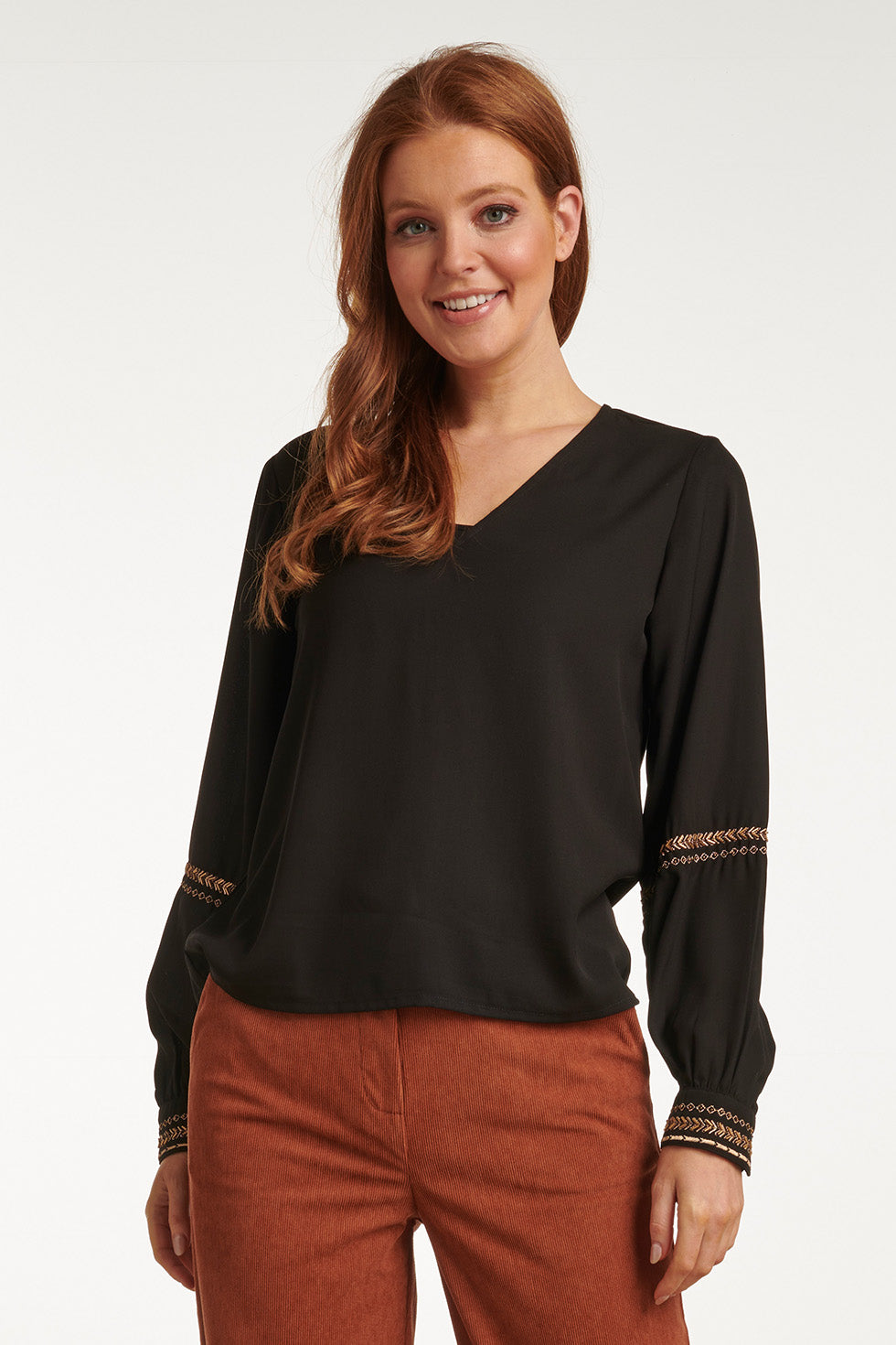 23758-999-025 Zwart En Gouden V-Hals Top Voor Dames