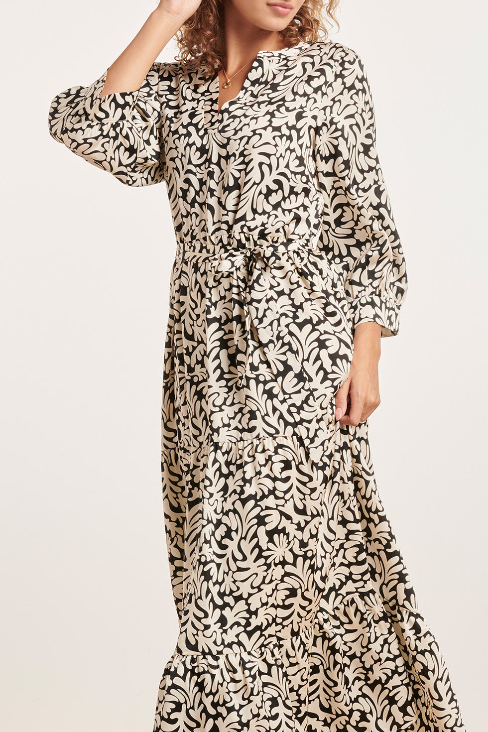 23807 - Grafische Bladerprint V-Hals Jurk | Black - White