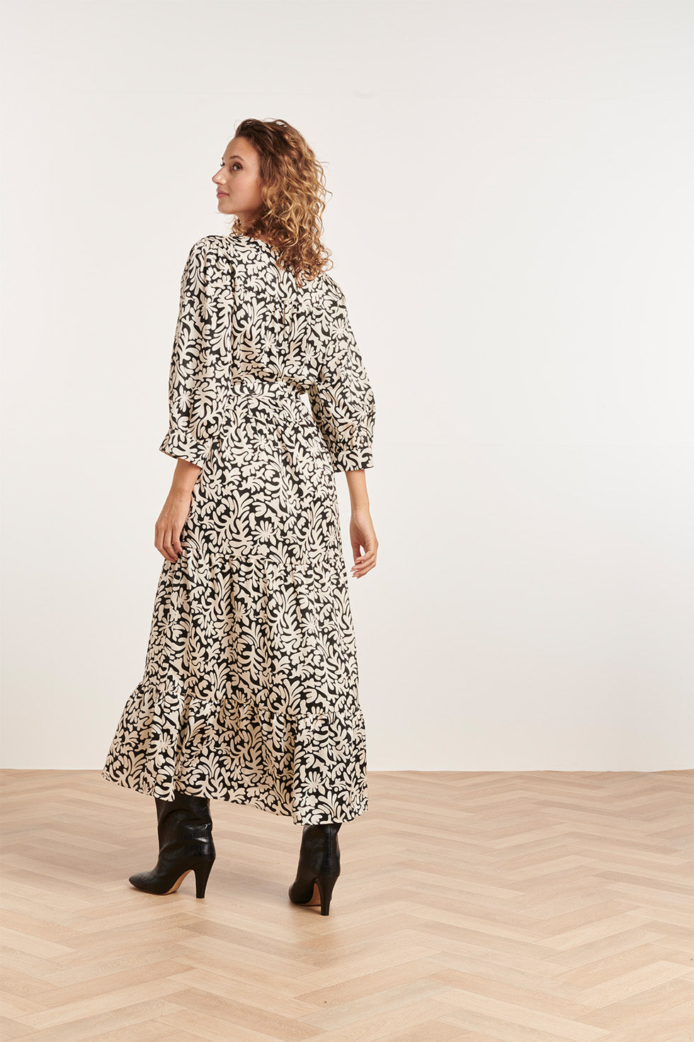 23807 - Grafische Bladerprint V-Hals Jurk | Black - White