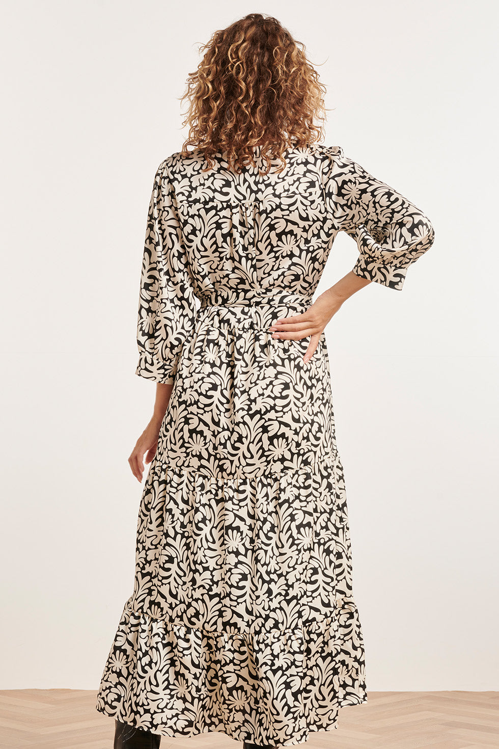 23807 - Grafische Bladerprint V-Hals Jurk | Black - White