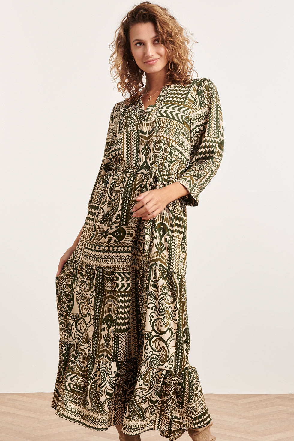 23814 Ornamentele Print V-Hals Jurk | Army - Off White