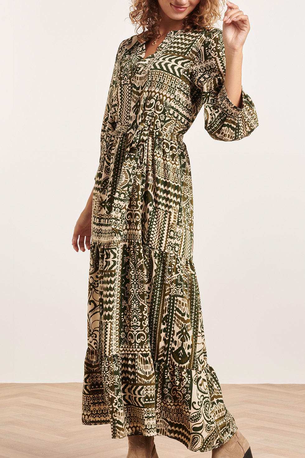 23814 Ornamentele Print V-Hals Jurk | Army - Off White