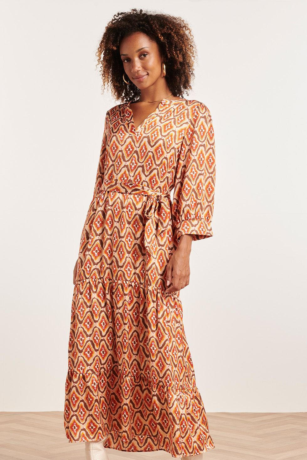 23819 Multi Retro Print V-Hals Jurk | Brown - Sand