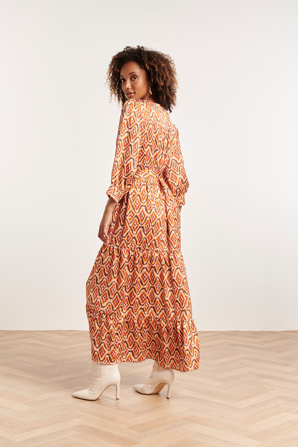 23819 Multi Retro Print V-Hals Jurk | Brown - Sand