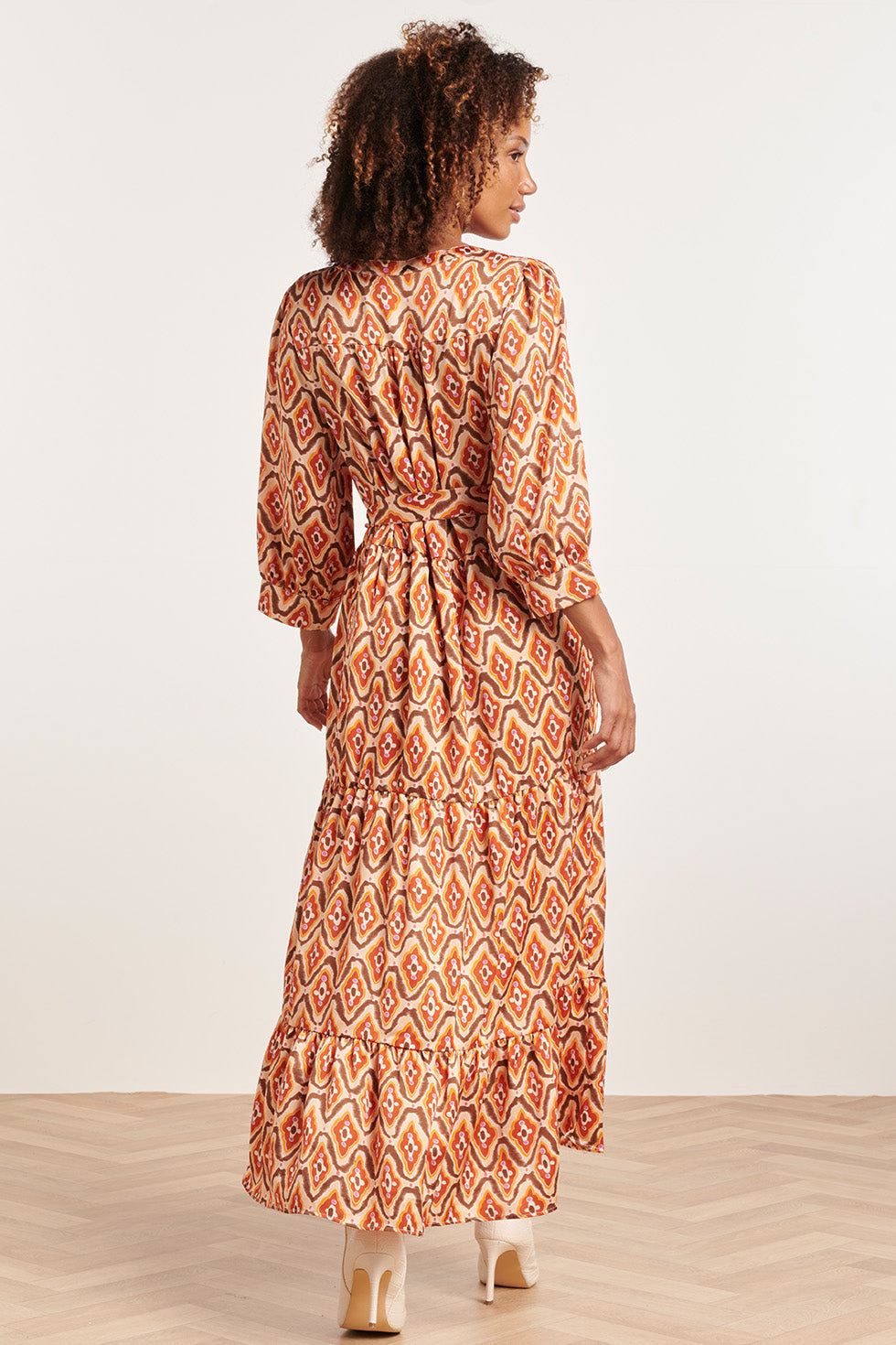 23819 Multi Retro Print V-Hals Jurk | Brown - Sand