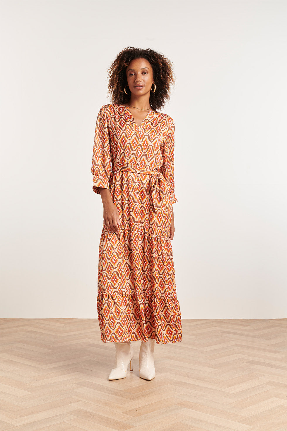 23819 Multi Retro Print V-Hals Jurk | Brown - Sand