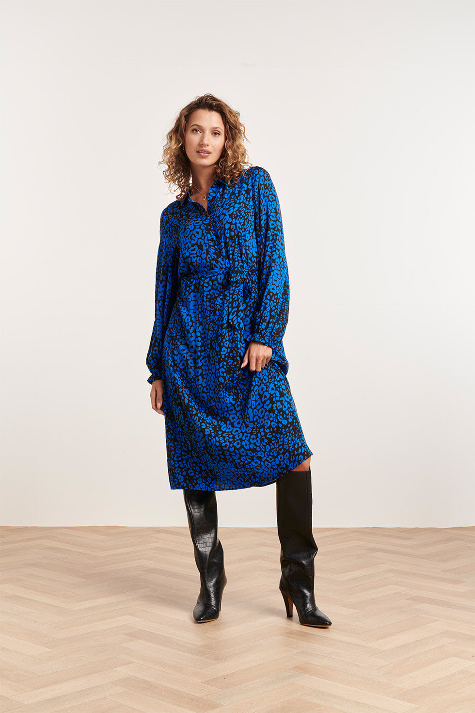 23825 V-Hals Jurk Met Wijd Uitlopende Mouwen | Black - Cobalt