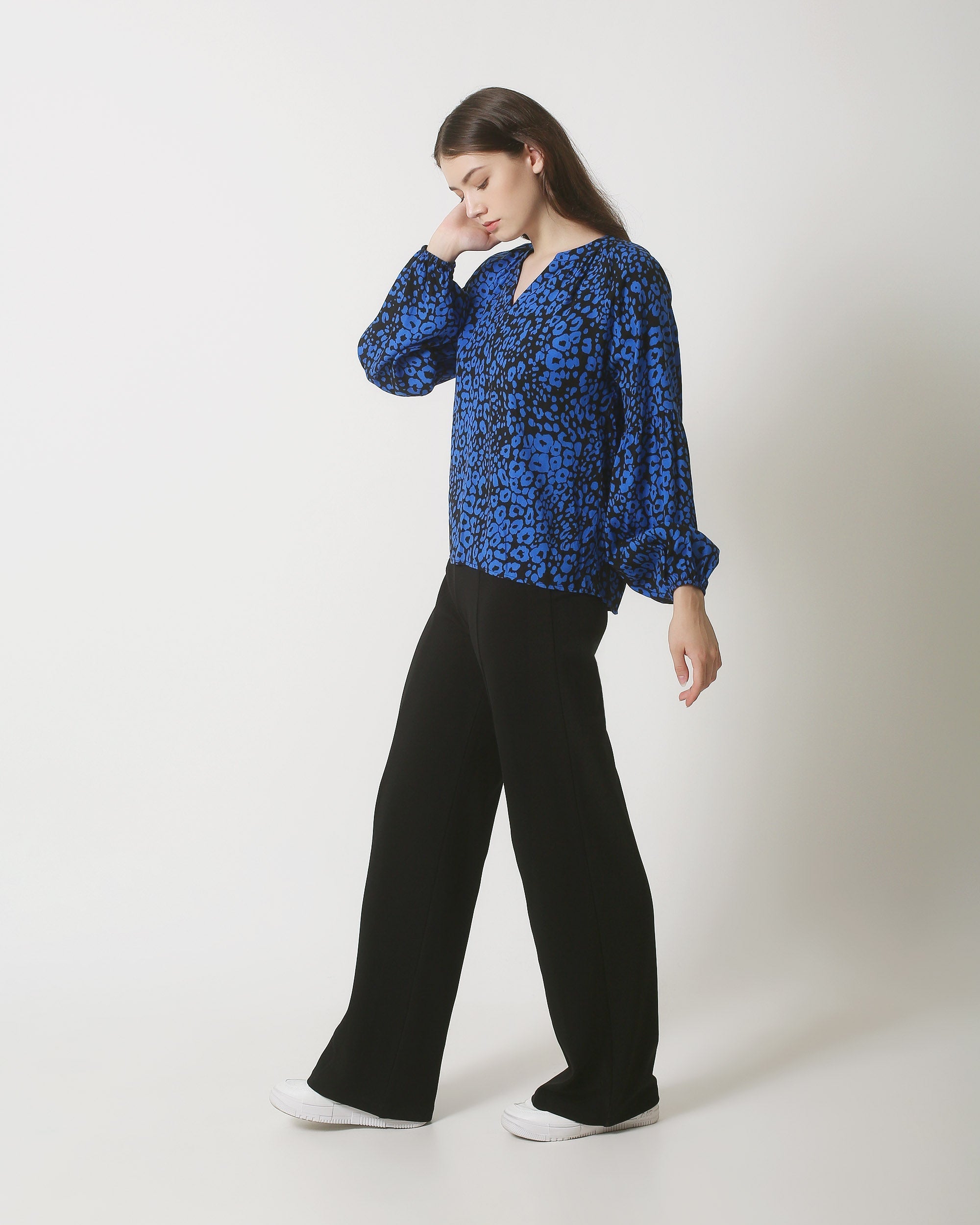 23826 V-Hals Top Met Wijd Uitlopende Mouwen | Black - Cobalt