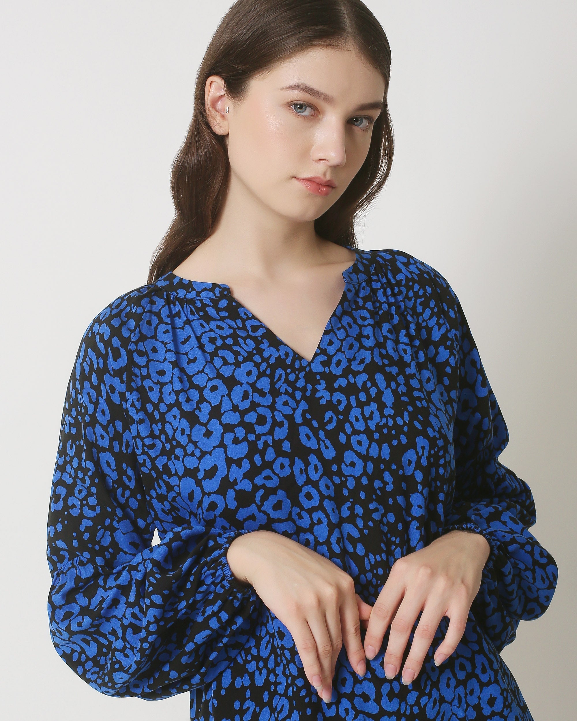 23826 V-Hals Top Met Wijd Uitlopende Mouwen | Black - Cobalt