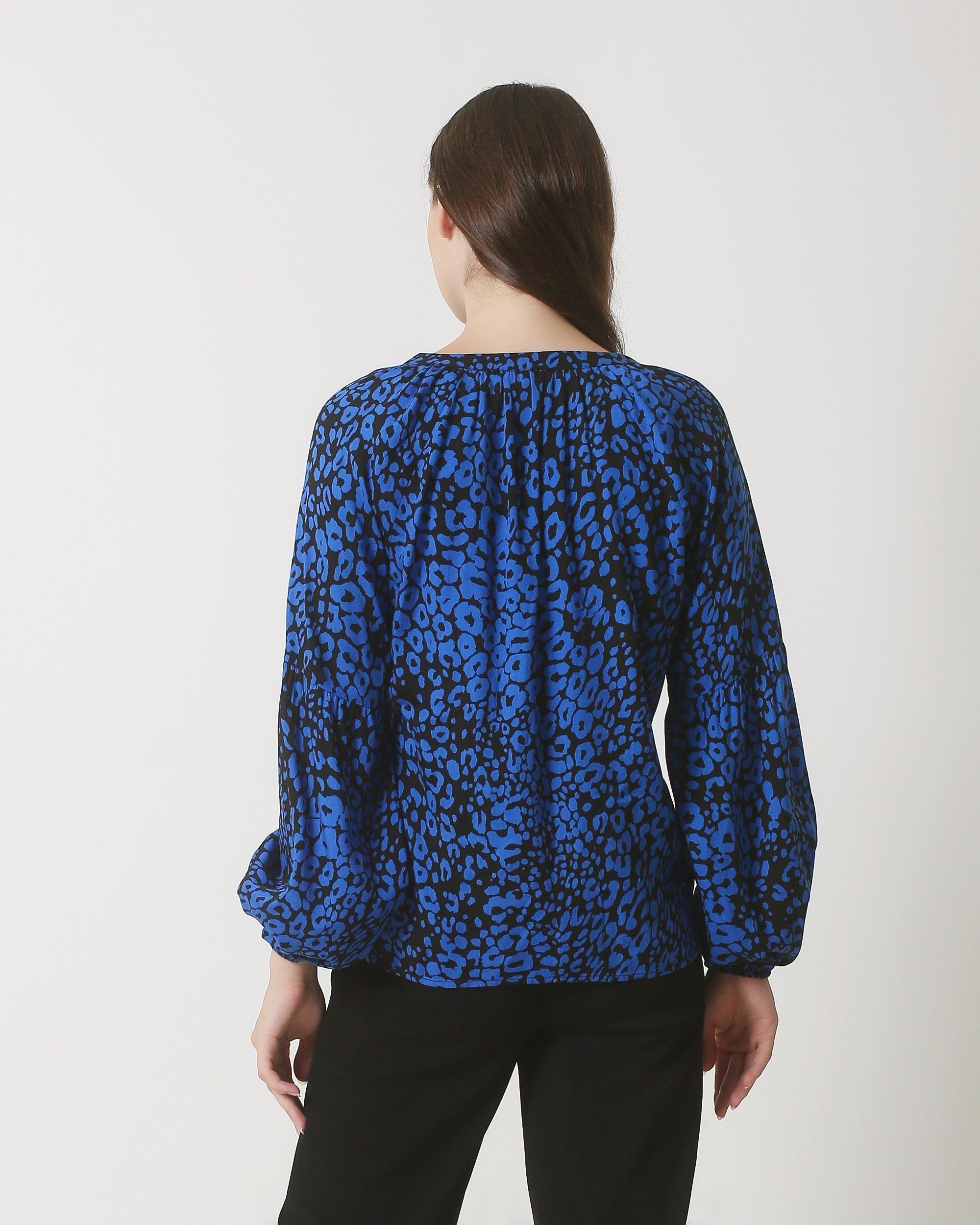 23826 V-Hals Top Met Wijd Uitlopende Mouwen | Black - Cobalt
