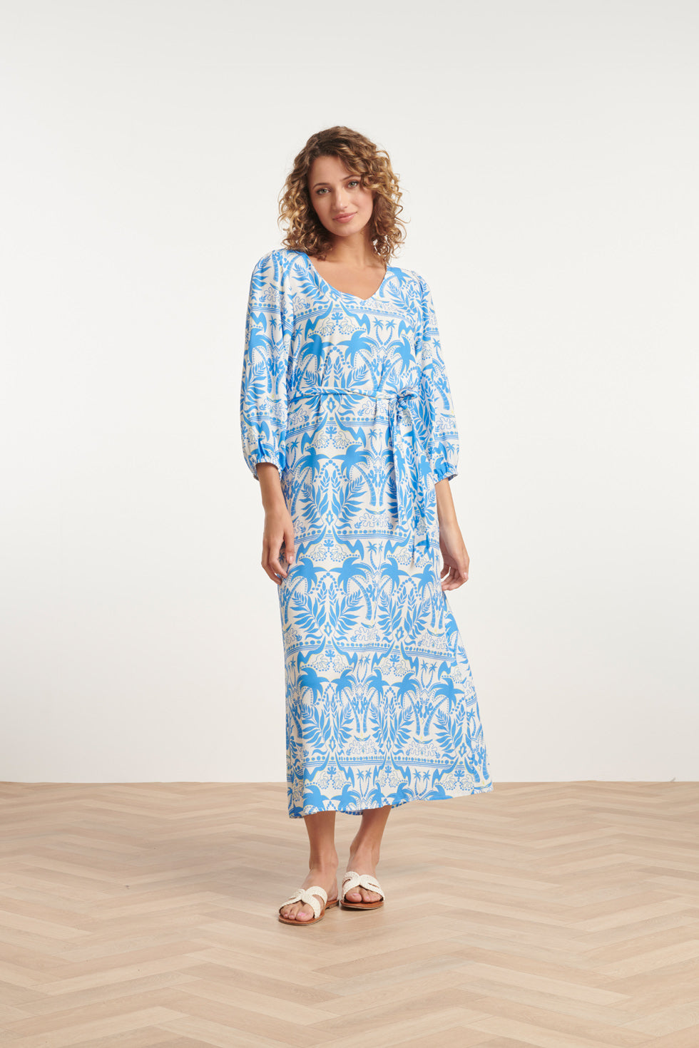 24038 Midi Zomerjurk Met Tropische Print Zomerse | White - Blue