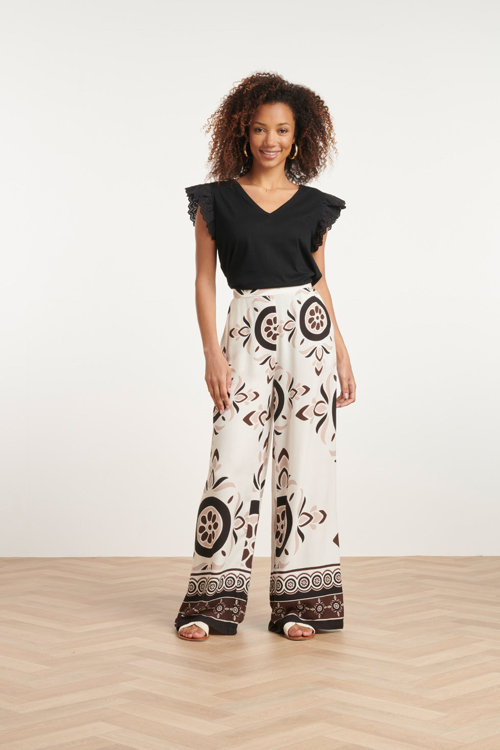 24056 Lang Flowy Broek Met Ornamentprint | White-Sand
