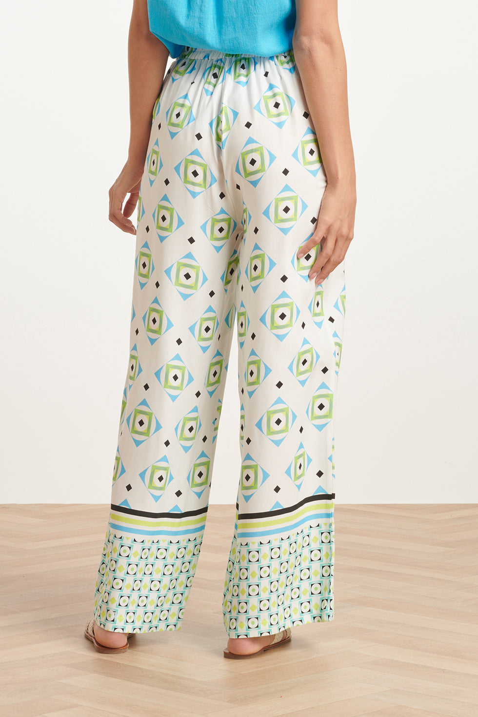 24070 Lange Flowy Zomerbroek Met Grafische Print | White - Muticolour