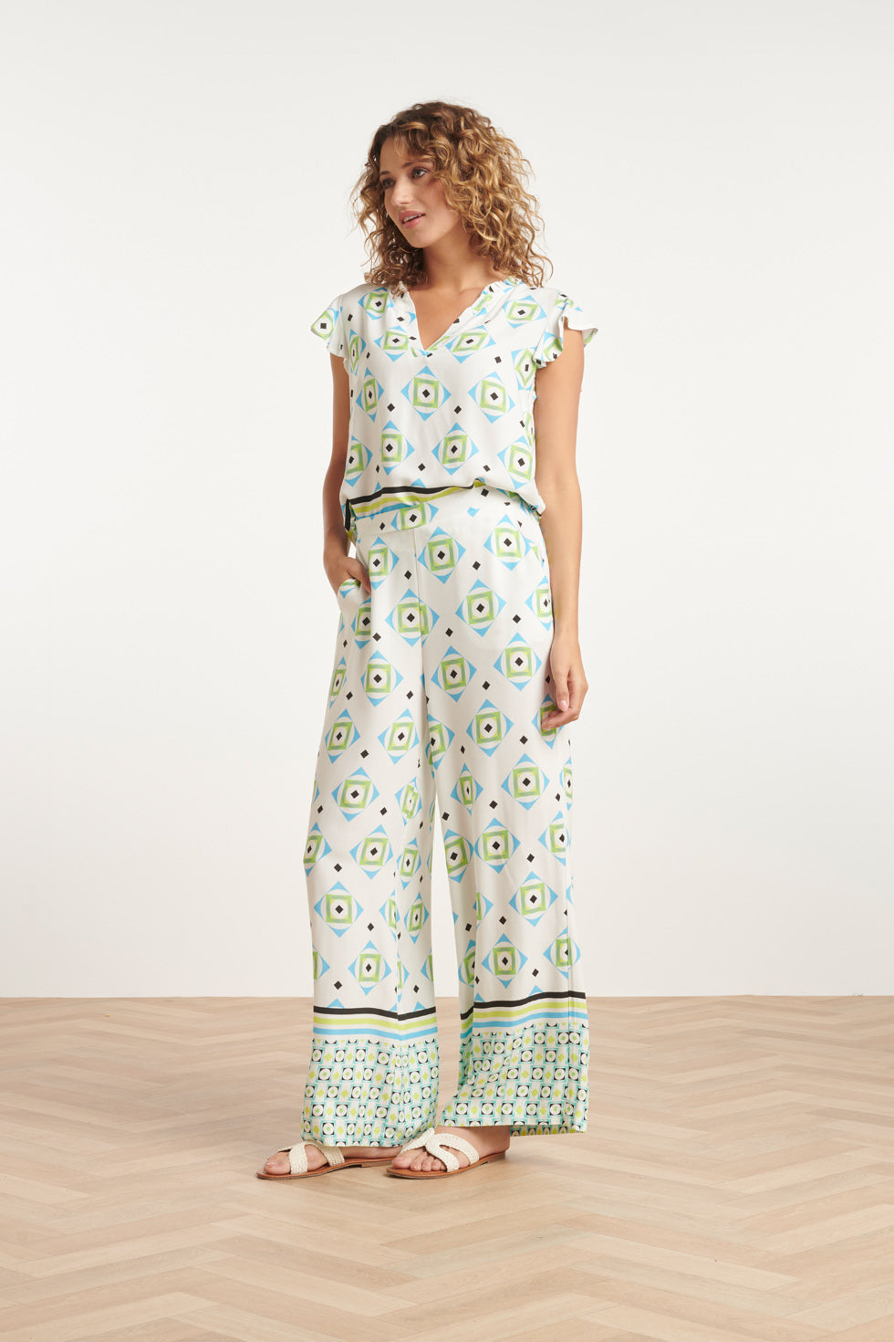 24070 Lange Flowy Zomerbroek Met Grafische Print | White - Muticolour