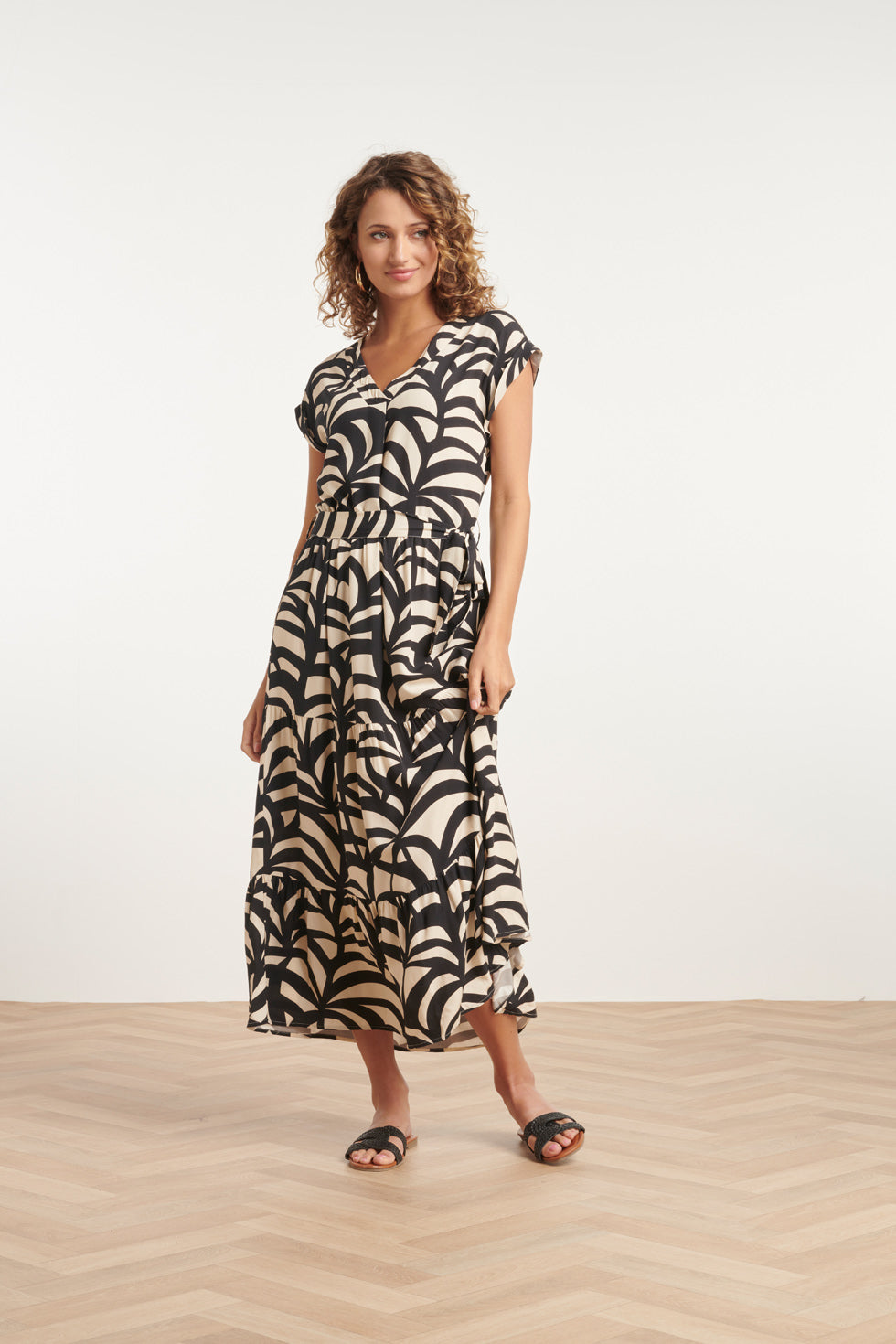 24073 Maxi Jurk Met Grafische Print | Black-Sand