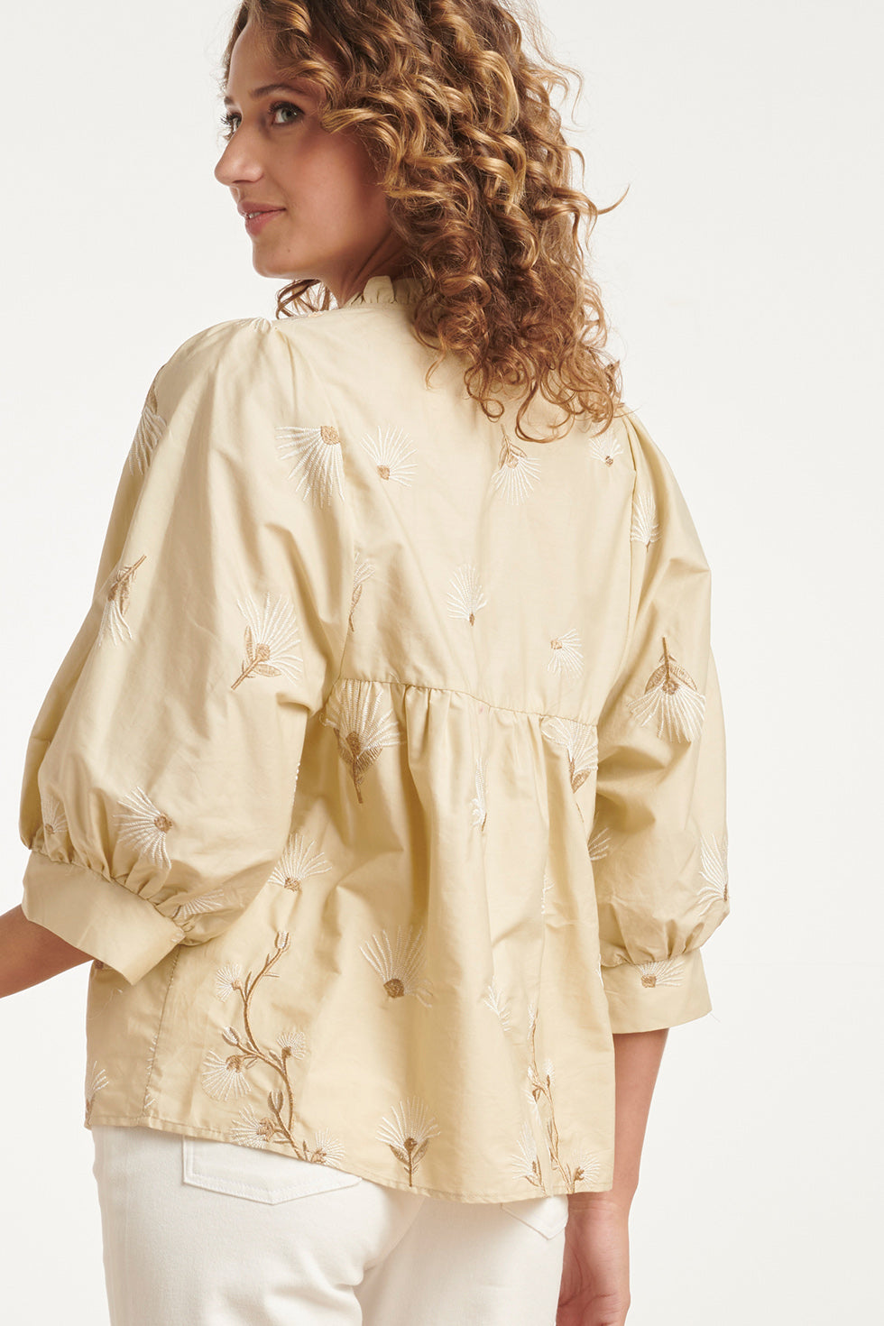 24080 Geborduurde Top Met Neutraal Paisley Design | Sand - Off White