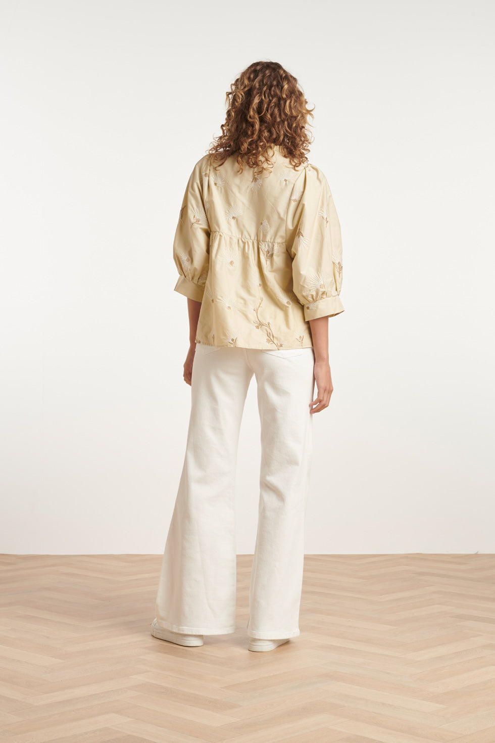 24080 Geborduurde Top Met Neutraal Paisley Design | Sand - Off White