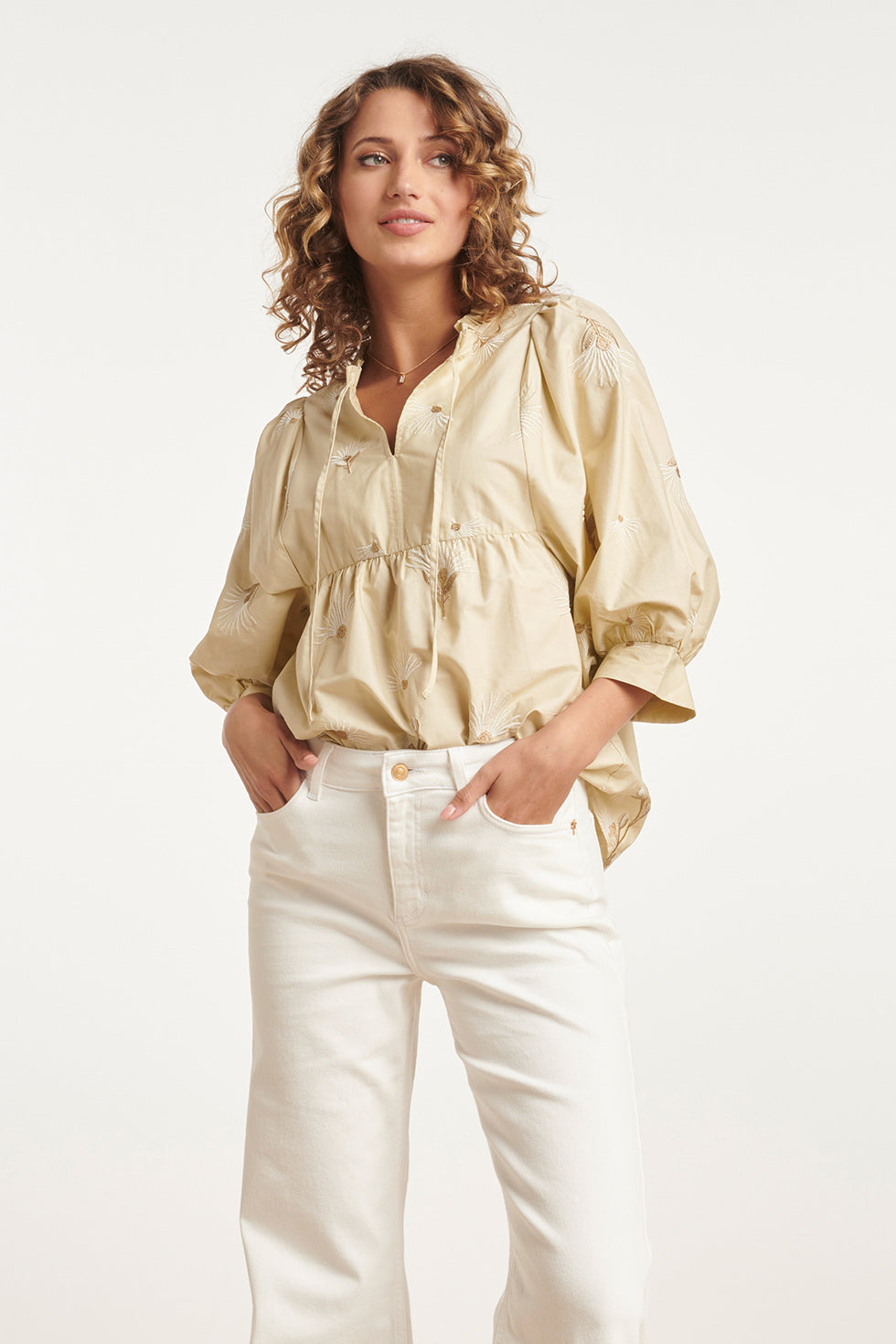 24080 Geborduurde Top Met Neutraal Paisley Design | Sand - Off White