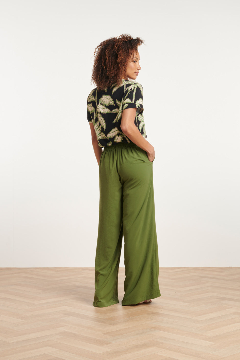 24088 Losvallende Wijde Broek Met Elastische Achterkant In Warm Mosgroen