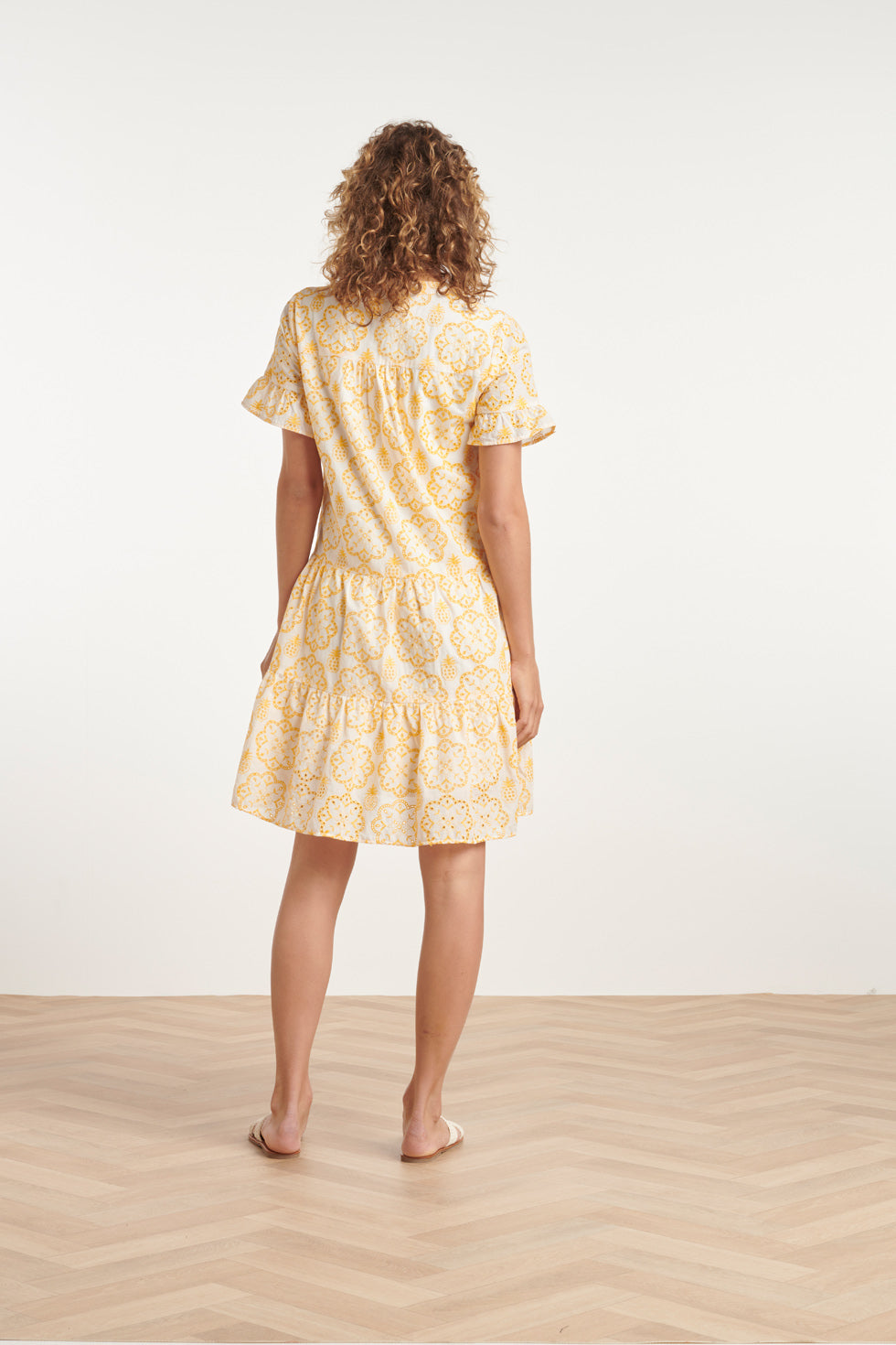 24106 Bloemenjurk Met Brie Anglaisezonnig | White - Yellow