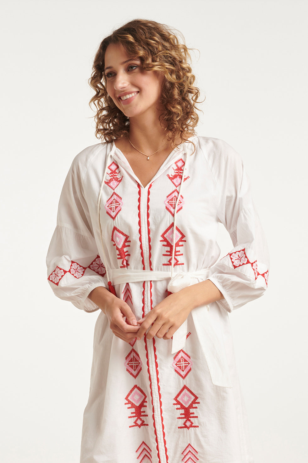 24124 Ademende Te Jurk Met Tribal Borduurwerk | White - Muticolour