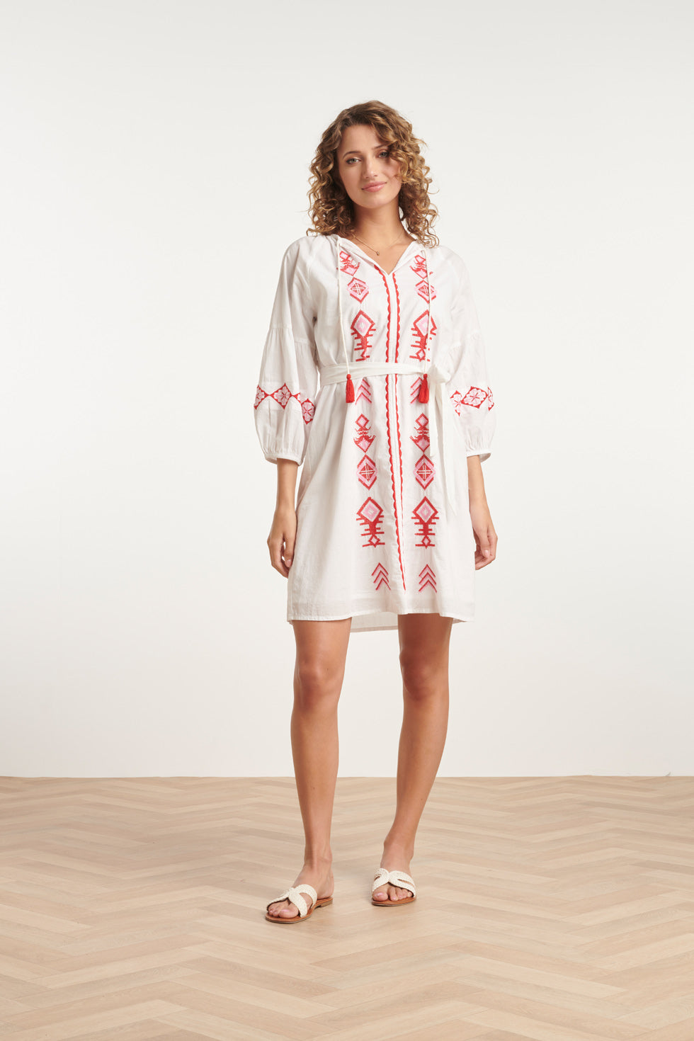 24124 Ademende Te Jurk Met Tribal Borduurwerk | White - Muticolour