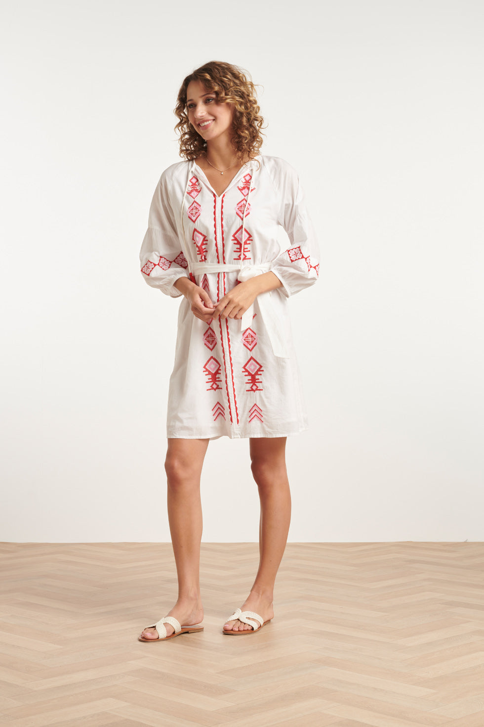 24124 Ademende Te Jurk Met Tribal Borduurwerk | White - Muticolour