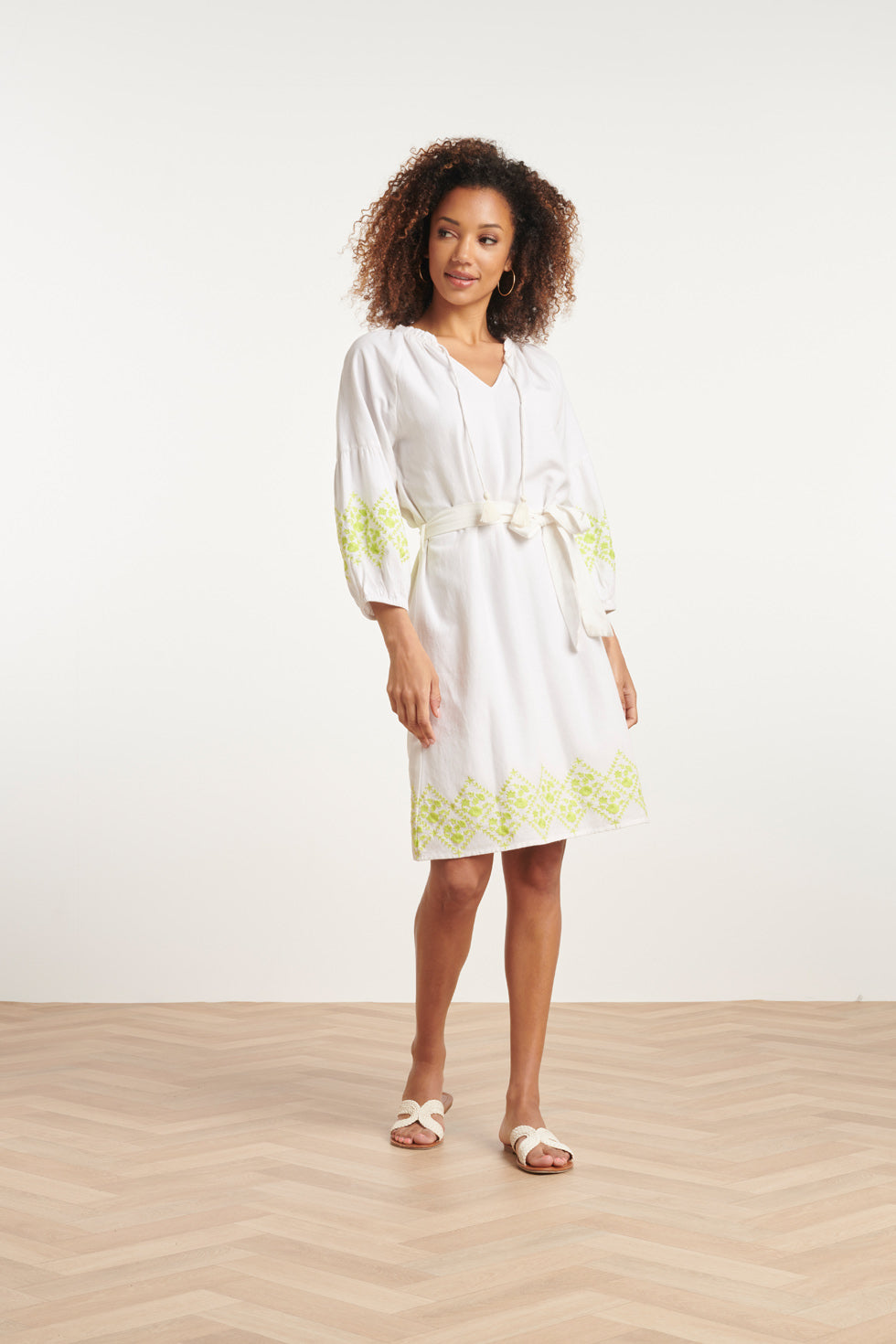 24130 ZachTe te Jurk Met Limoen Bloemenborduurwerk | White - Lime