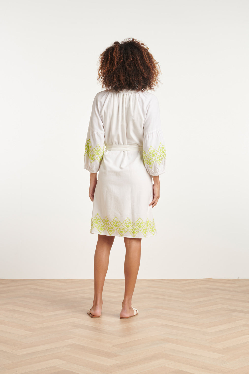 24130 ZachTe te Jurk Met Limoen Bloemenborduurwerk | White - Lime