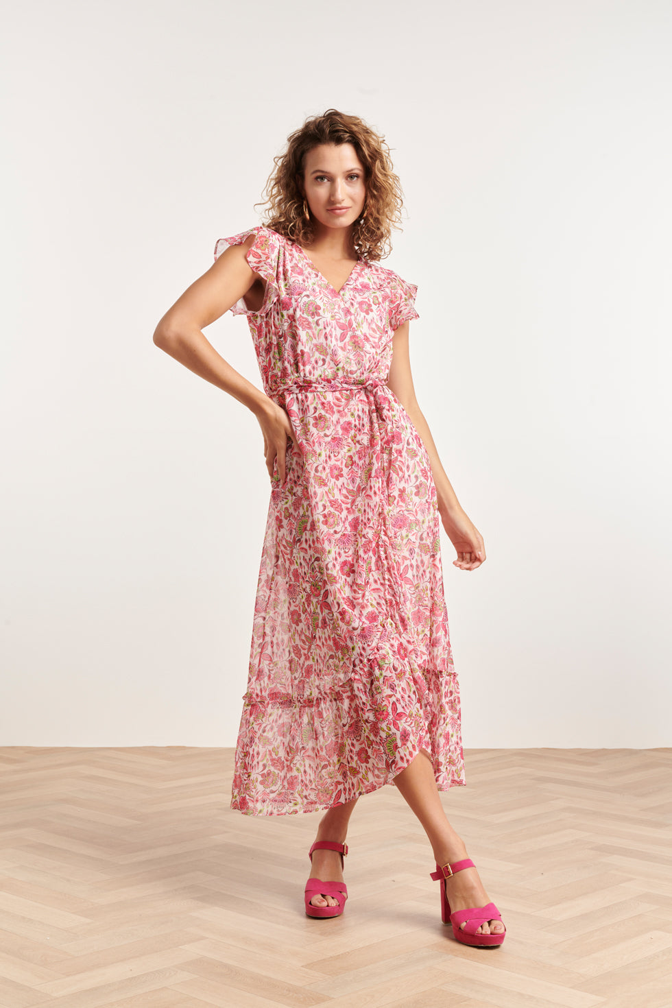 24307 Wikkelstijl Maxi Jurk Van Chiffon Met Fuchsialime Bloemenprint | White - Muticolour