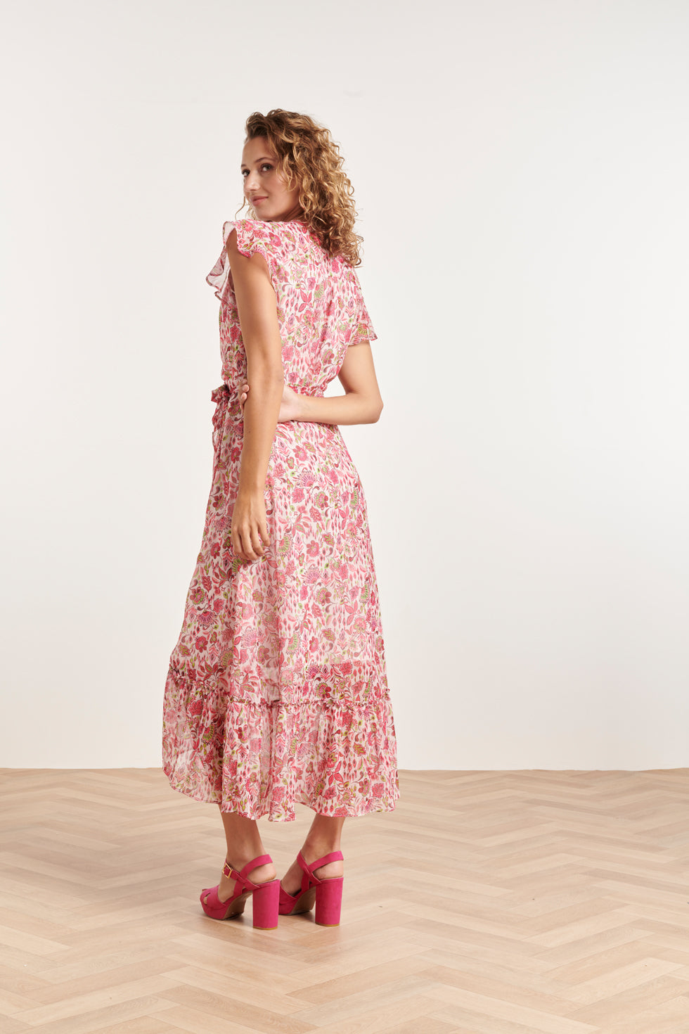 24307 Wikkelstijl Maxi Jurk Van Chiffon Met Fuchsialime Bloemenprint | White - Muticolour