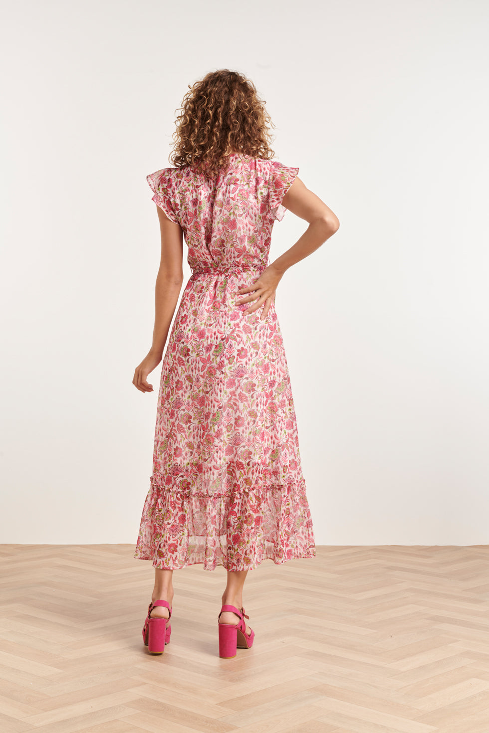 24307 Wikkelstijl Maxi Jurk Van Chiffon Met Fuchsialime Bloemenprint | White - Muticolour