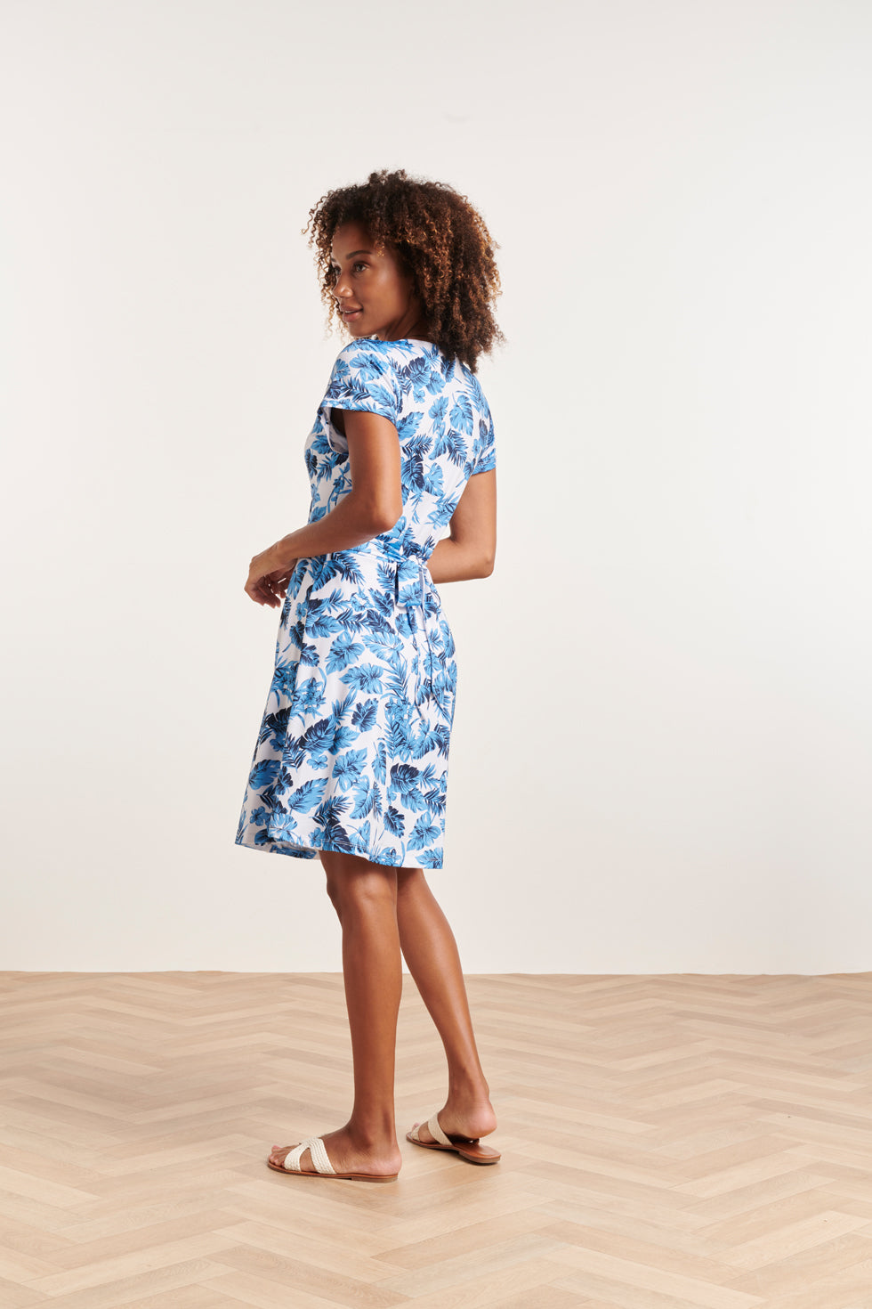 24310 Stretch Zomerjurkje - Verfrissend Bladerenpatroon | White - Blue