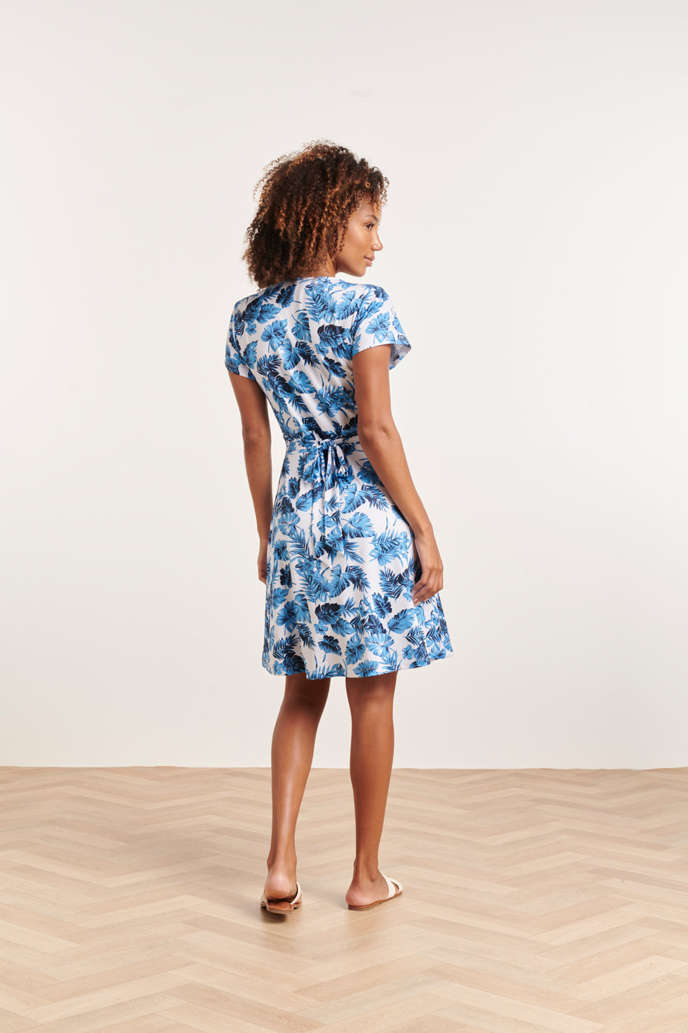 24310 Stretch Zomerjurkje - Verfrissend Bladerenpatroon | White - Blue