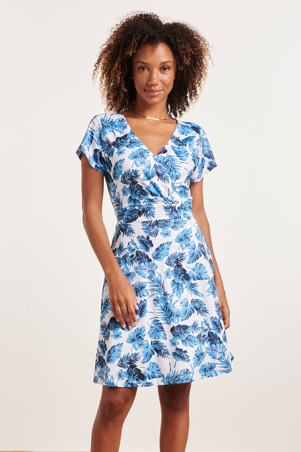 24310 Stretch Zomerjurkje - Verfrissend Bladerenpatroon | White - Blue