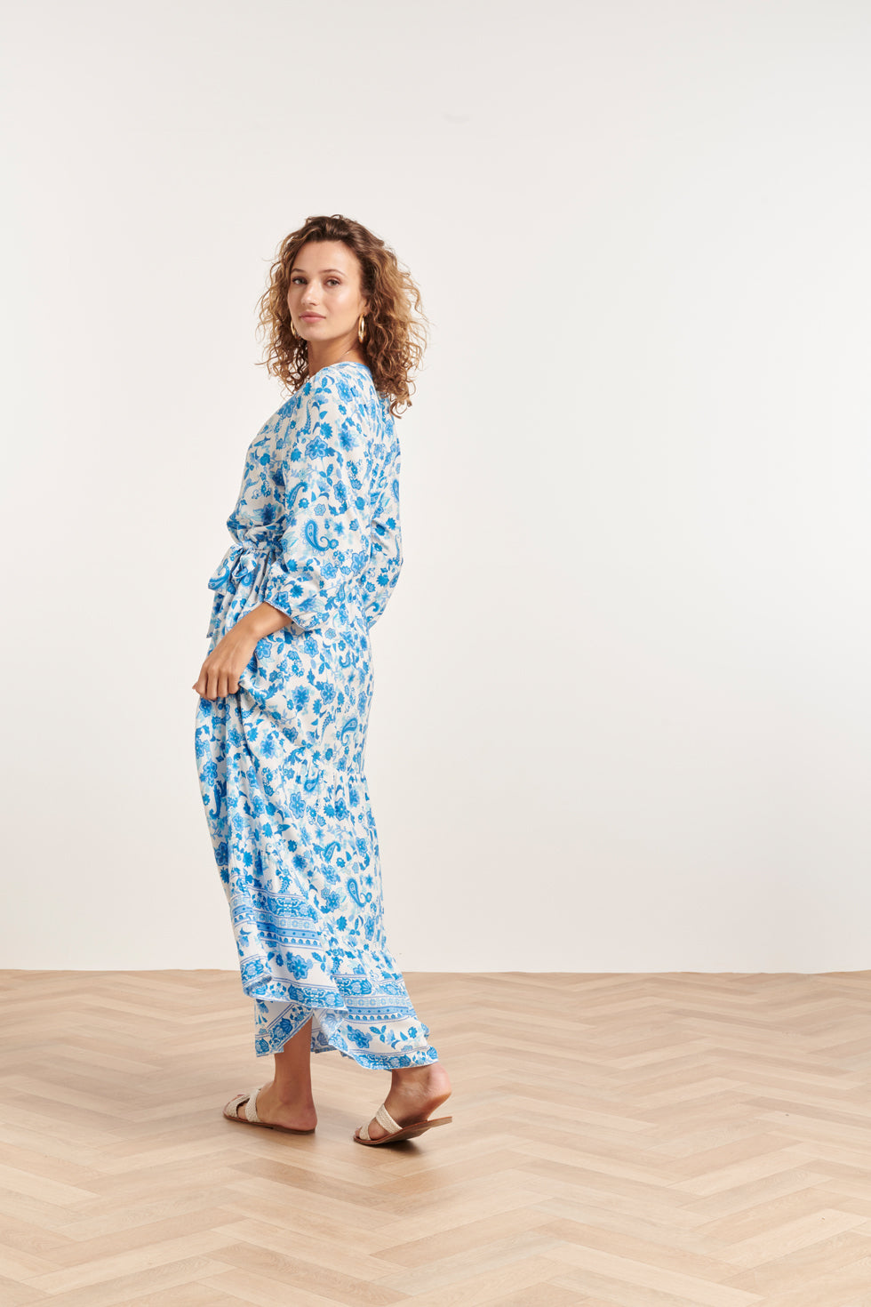 24314 Prachtige Bloemen Paisley Maxi Jurk | White - Blue