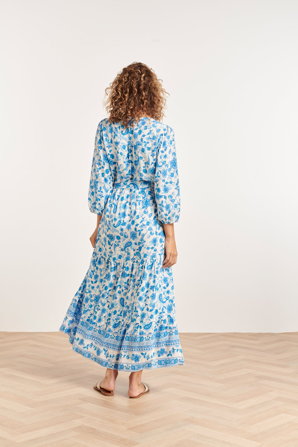 24314 Prachtige Bloemen Paisley Maxi Jurk | White - Blue