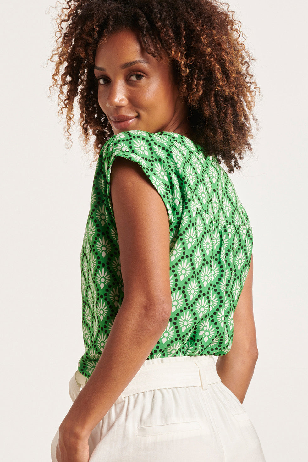 24317 Gedurfde Gras Grafisch Geprinte Blouse | White - Green