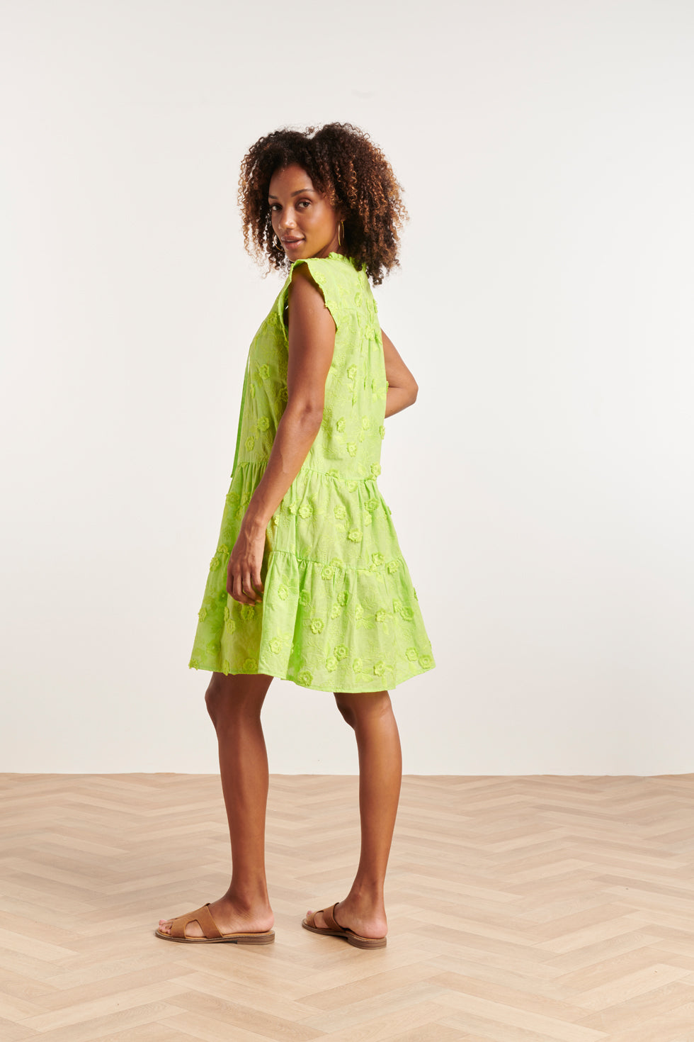 24353 Lime Jurk Met 3d Bloemenstructuur | Lime