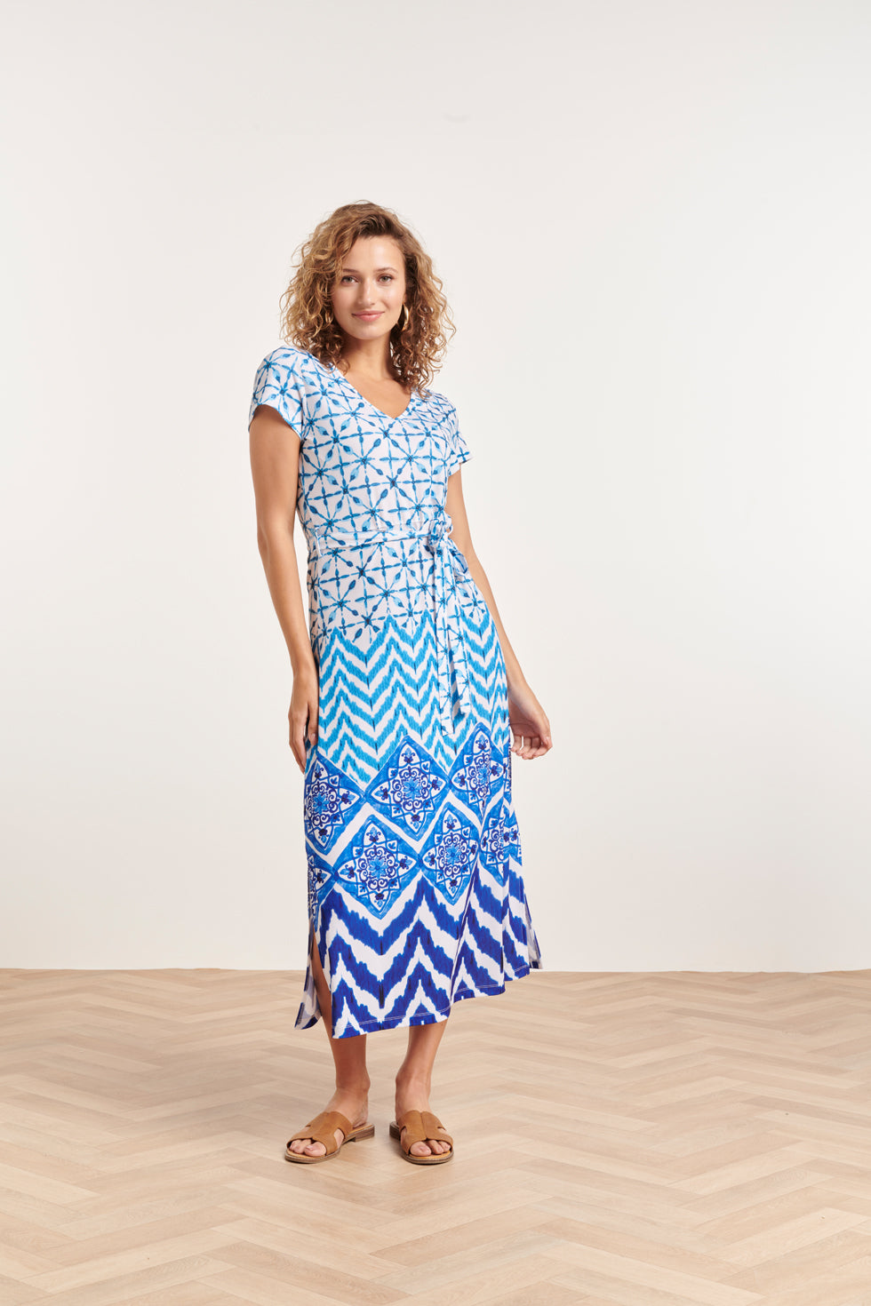 24360 Dames Maxi Te Jurk Met Ornamentaal Print | Off White-Blue