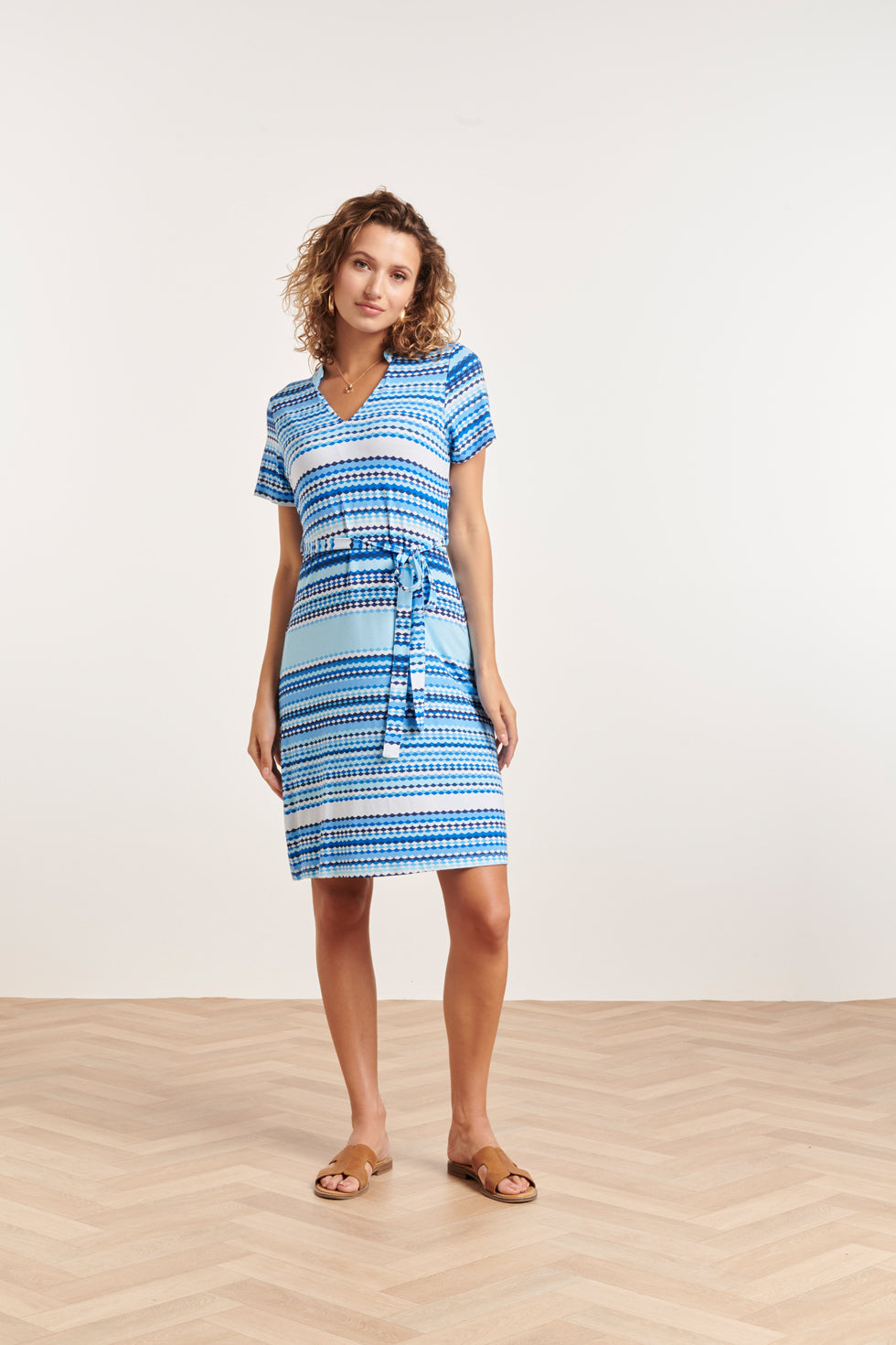 24361 Dames Korte Jurk Met Grafische Print | Light Blue - Blue