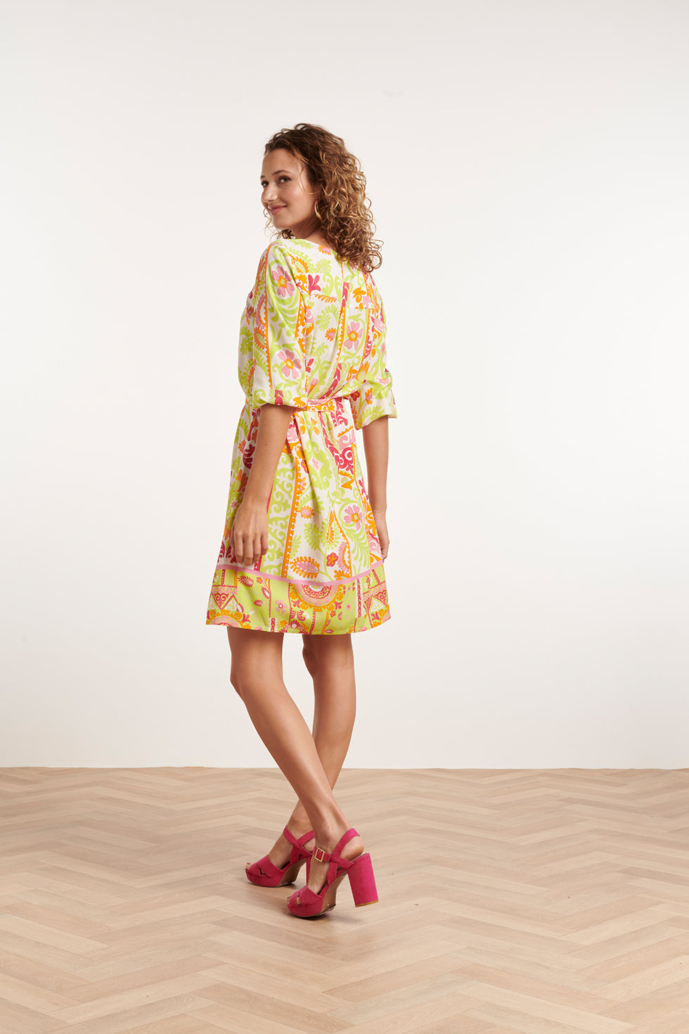 24374 Dames Korte Jurk Met Ornament Print | Muticolour