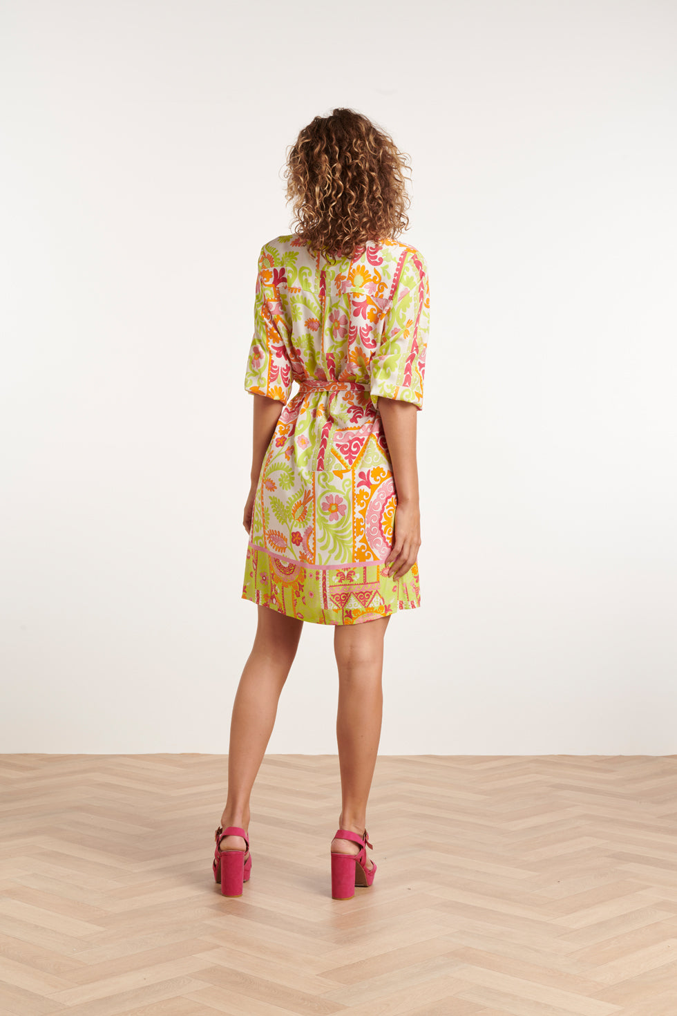 24374 Dames Korte Jurk Met Ornament Print | Muticolour