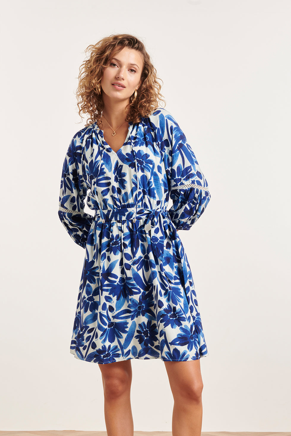 24377 Dames Jurk Wit En Blauw Met Bloemenprint En Crochet Detail