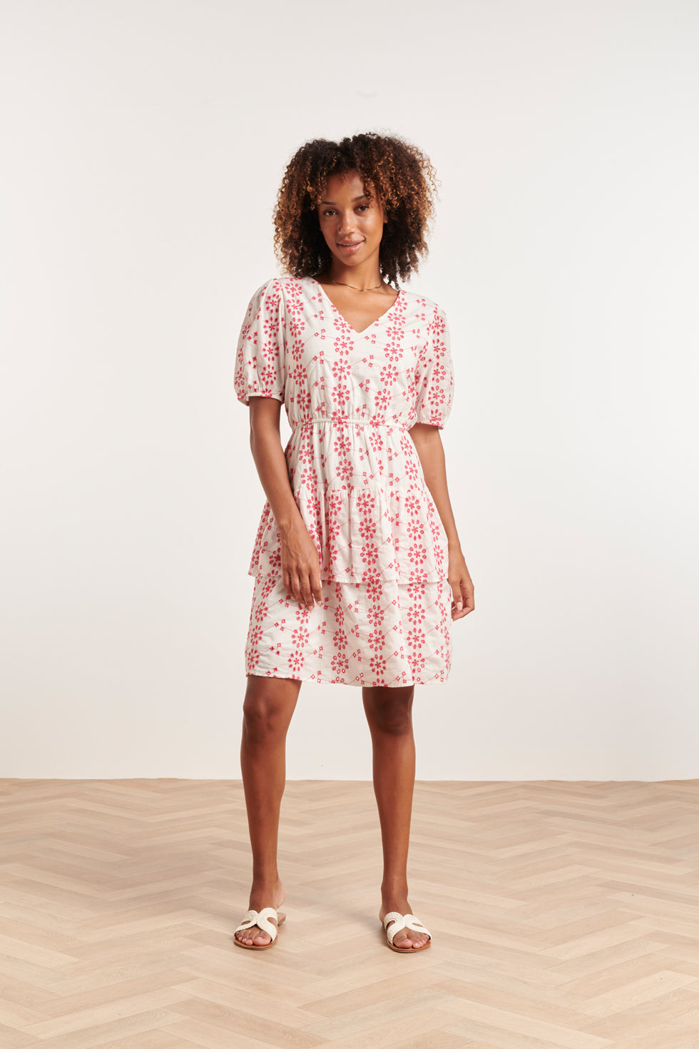 24379 Dames Jurk Met Brie Anglaisfel | White - Fuchsia